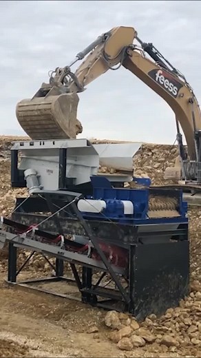 August Müller kann man testen - und wie! 💥 Unsere Testanlage ist mittlerweile schon seit über 5 Jahren unterwegs und leistete schon bei dem ein oder anderen Kunden die entscheidende Überzeugungskraft wenn es um die Neuanschaffung einer Maschine ging.✅ Unsere Idee: Die kleine Testanlage mit einer Schwingförderrinne als Aufgabeorgan kann entweder mit einem Rollenrost oder mit einem Fingerrollenrost bestückt werden. Potenzielle Kunden, die über die Anschaffung einer solchen Maschine nachdenken, kö