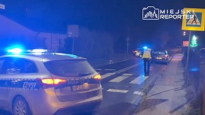 Poszukiwani świadkowie śmiertelnego potrącenia 19-latka! Rodzina prosi bardzo o pomoc. "Poszukujemy kierującej i pasażera pojazdu w kolorze białym, typu SUV, którzy byli świadkami wypadku w dniu 14.12.2023r., o godz. 16.45, w miejscowości Bieniewice (pow. warszawski zachodni) na ul. Gimnazjalnej z udziałem pojazdu osobowego i pieszego. Prośba o kontakt pod numerem telefonu 604-611-759 bądź KPP Warszawa- Zachód Stare Babice. Na monitoringu wyraźnie widać jak ludzie wysiadają z jednego auta ewiden