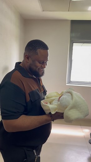 This clip got me emotional 🥹 because looking at my husband waiting to carry his long awaited first child 👨‍🍼is the highlight for me🥰He patiently waited for this day peacefully without any fuss whatsoever 💯Despite being the first son of his family ♥️ he is my rare gem•Anytime I complain, he will just be assuring me that it will happen that I shouldn’t worry that we are in this together for life🥹🥰Am proud to say I got the best man 💃🏼🥰Tested and Trusted 💯7years is no joke #feelingsobless
