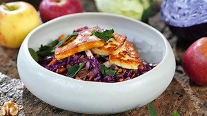 DAS! Rote Sofa: DAS! schmeckt: Winterlicher Rotkohlsalat mit gebratenem Halloumi