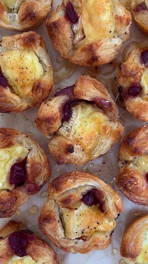 BRIE & CRANBERRY BITES 🧀🎄 Made with puff pastry, creamy brie and cranberry they are THE taste of Christmas. They’re delicious, so easy to make, so good you won't really want to share! Comment "recipe please" or google "taming twins Christmas plan" ⁠ ⁠ ⭐️ This recipe is part of my BIG CHRISTMAS PLAN which is on my blog now, so many of you told me that last years really helped take the overwhelm out of Christmas cooking ⭐️ ⁠ #christmas #christmaslunch #christmasstarters #partyfood #brie #cranber