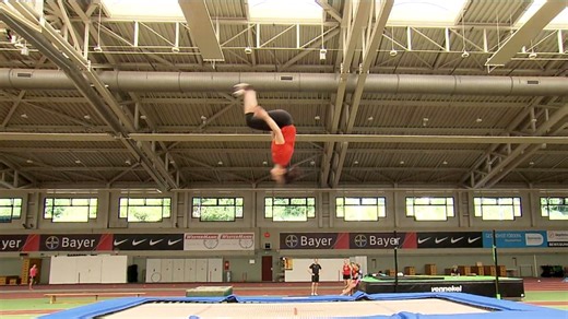 Annalena Baerbock überrascht alle auf dem Trampolin