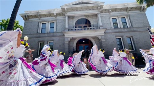 Con la estampa de Aguascalientes, México en el Corazón nos lleva a la Feria Nacional de San Marcos y a la alegría de sus palenques. En sus canciones y bailes se entretejen la tradición ranchera con sus sones de mariachi y los bellos trajes y vestidos con deshilados que portan las mujeres hidrocálidas. Agradecemos a la ciudad de Aguascalientes todo su apoyo para compartir sus ricas tradiciones y festividades en la gira internacional 2022 Haz click para saber más de las próximas presentaciones de 