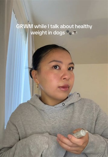 Knowing your dog’s healthy weight is so important!! 🐶🤍 A healthy weight helps support their joints, heart, and overall quality of life and it can even add years to their lifespan. Every dog is different, so what’s “healthy” isn’t just about the number on the scale. It’s about body condition, energy levels, and how they move day to day. Small changes in diet, treats, and activity can make a big difference over time ✨#dogmom#dogsoftiktok#doglovers #australianshepherd MU: @MERIT Beauty @youngbloo
