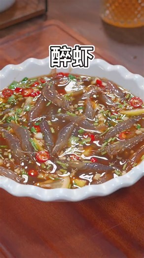 将活奔乱跳的河虾倒入料汁里，出锅瞬间就是一道无法抗拒的美食，醉虾，软糯鲜甜，太好吃了。 | 煮食天下