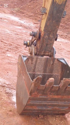 THE TRUCK IS STUCK IN THE MUD 😱🌧️ IT'S IMPOSSIBLE TO GET OUT OF THE HOLE!