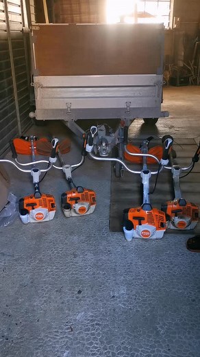 Crise cardiaque d'amour en arrivant dans mon garage 😂 D'habitude elles sont suspendues au mur, et j'en ai seulement deux. Mais comme on est en cours de renouvellement, il y a les deux vieilles, et les deux neuves... Mon chéri me les a bien rangées en rang d'oniln, en évidence, pour que je les. Vois ce matin en arrivant sans le garage 😅 Effet escompté ! 😂 Je suis tombée en pamoison direct en ouvrant la porte 😂 Bravo chéri, bravo ! Allez, va falloir se débarrasser des 2 vieilles, elles sont dé