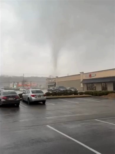 🌪️SEVERE WEATHER HQ: Severe thunderstorms rumbled across Alabama beginning Thursday afternoon and lasting through the overnight hours, bringing hail, strong wind gusts and even a tornado. While severe storms caused damage, they are also bringing much-needed rain to the drought-stricken Southeast. #tornado #alabama #jeffersoncounty #hail #thunderstorm #wind #severeweather