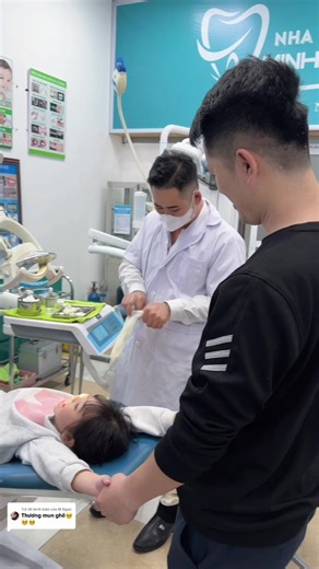 Trả lời @M.Ngọc 1 chiếc em bé rất hay phải đi gặp bs Nha Khoa. Không hiểu sao nhưng trẻ con mh thấy rất nhiều bé bị sâu răng mn nhờ.? Các mom thông thái có bổ xung gì thêm cho con để hạn chế tình trạng răng sâu k mn ui.?@NhungNhun