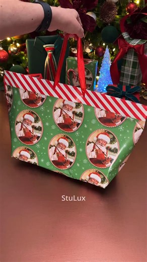 Stu Lux on Instagram: "🎄🎶🎊 Christmas Gift Wrapping 💫🎵🎁 👉 COMMENT ‘SLOW’ if you need a STEP-BY-STEP tutorial for this wrapping technique 🎥 Images Captured and Edited by @stulux_ 🎶 Music in this video is licensed through Epidemic Sound #christmas #christmascountdown #wrappinghacks #280stulux"
