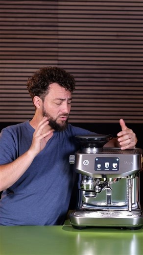 Die Sage Oracle Jet ist spannend: "echte Espresso-Textur", Auto-Tamper, integrierte Mühle – komfortabel wie ein Vollautomat, nur mit mehr Geschmackspotential. Unser Fazit: Für alle, die den Schritt vom Vollautomaten machen wollen, ist sie eine gute Brücke. Als Upgrade von günstigen Siebträgern? Eher nein – zu viele Kompromisse (Temperatur, Feintuning). Alle Details, Messwerte & Shots: im Testvideo. ☕️ #SageOracleJet #Espressomaschine #Kaffeemacher #HomeBarista #Espresso #Siebtraeger #Kaffeemuehl