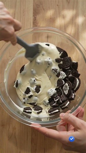 No-Bake Oreo Fudge Squares #chocolate #easyrecipe #oreo #fudge #nobake