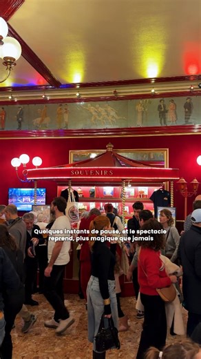 ✨ L’entracte au Cirque d’Hiver, ce n’est pas juste une pause… c’est un moment à part entière ! Entre les stands de pop-corn et souvenirs, les rencontres avec les artistes, et l’excitation palpable dans les couloirs et les gradins… chaque instant prolonge la magie du spectacle. 🎪 Préparez-vous à vivre une expérience unique, même entre deux numéros ! #cirquedhiver #paris #cirque #spectacle | Cirque d'Hiver Bouglione