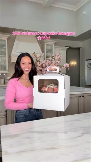 $20 cupcake bouquet from Walmart 🌸🧁The kind of Valentine’s bouquet you actually want from your husband 💗 To shop, comment “valentine” and check your DMs 💗 #valentinesgiftideas #walmartcupcakebouquet #walmartcakes #walmartfinds | Brittany • Five Foot Feminine