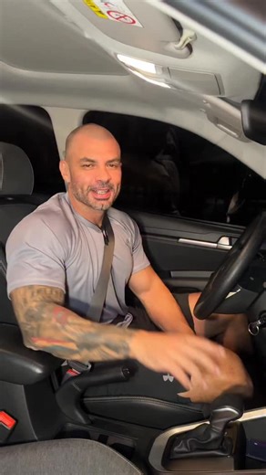 𝗛𝘂𝗴𝗼 𝗥𝗮𝗺í𝗿𝗲𝘇 on Instagram: "Como manejar un automático🚗‼️ #Tutorial #CómoManejarUnAuto #HugoRamírez #Tips #Autoautomatico"