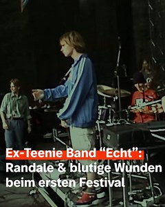 🎤🔥 Erinnert ihr euch noch an die Neunziger, als die Band "Echt" die Musikszene aufmischte? 💔 🌪️ Bei ihrem ersten Festival '99 prallten fanatische Fans auf Hater, und Sänger Kim Frank wurde von einer Flasche getroffen. Chaos pur! 🥚🍾 [Die komplette Doku-Reihe mit exklusiven Einblicken über die Ex-Teenie Band "Echt" findet ihr in der ARD Mediathek. Link in den Kommentaren.] | SWR