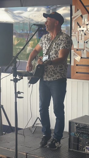 Het jy n lekker naweek gehad? Ons het beslis!! Muisbosskerm was soos altyd n wenner! Sondag het vriend Jakkie Louw Amptelik n draai by Seat Restaurant gegooi en sommer spontaan n paar van sy liedjies gesing! Was lekker ou mater. Mooi week vir almal. Somer is om die draai! | Die Broers