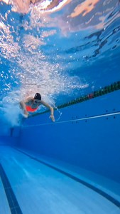 Strong backs = faster sprinting ⚡ Physical strength and power can help sprinters to break through plateaus and achieve their goals - I know, because it worked for me. To have a more explosive dive, a more powerful stroke, you need to develop strong lats, upper back, and core movements. Two of my go-to exercises for sprint swimmers 👇 Straight-arm lat pulldown • Trains the lats in a long pulling pattern • Mimics the catch and pull phase of the stroke • Builds strength without overloading the shou