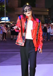 Michael Jackson Moonwalk & Thriller Dance Moves