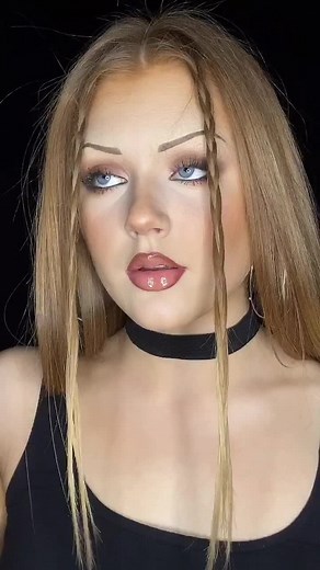 90’s vibessss🥰 Tack så sjuuukt mycket för 17k följare💓💓 #90s #1990s #90smakeup #smink #makeup #skinnybrows