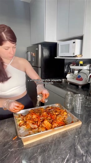 Gaia López on Instagram: "Este reel habla más de adaptación que de ser fiel a una receta. Amo el kimchi pero el gochugaru es muy caro, el daikon ó nabo es difícil de conseguir y la salsa de pescado no me gusta. Recuerda que todos nos volvemos cocineros cuando cambiamos una receta. Eso no es que le estés faltando el respeto a la receta original pero ¿Cómo se supone que vamos a crear si no experimentamos? Esa es la enseñanza de hoy. Algunos cocineros que han trabajado conmigo y cambian mis recetas