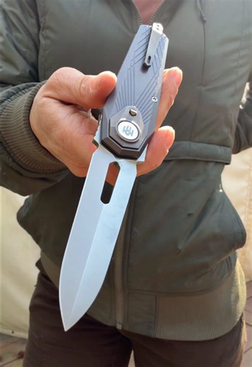 Lean more: https://tidd.ly/4l117Oe MEET the… INFINITE POWER KNIFE. possibly one of the best and most bold knife names I’ve ever heard of, but the model does the name justice. Whenever Remette swings, it seems like they hit a home run. Top level machining fit, and finish with a perfectly centered blade just as you would expect from them. This one will display nicely next to my Remette Peregine Falcon. The design of it has similar vibes.