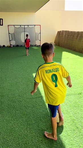 A tribute to the greatest no 9 that’s ever played football @Ronaldo Lima name a better striker! #footbal #soccer #futebol #r9