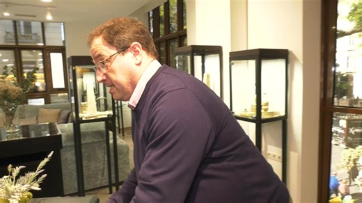 Una historia de amor de película 💚 María y Andrés se conocieron con 16 años, la vida los separó durante 18 años y el destino los volvió a unir en Estepona. Hoy sellan ese amor para siempre fabricando juntos sus propios anillos de boda ✨ #ADirecto CanalSur Radio y Televisión CanalSur Málaga | Andalucía Directo