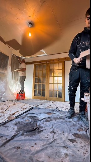 Sometimes a job just doesn’t go to plan. This Artex ceiling was meant for a simple scrape and skim, but once we started scraping back, we hit an unexpected problem a layer of backing paper hiding underneath. There’s no point taking chances and ending up with a comeback, so I spoke with the customer and laid out the two options: strip the ceiling and risk damaging the original boards, or overboard with new plasterboard and skim. The trouble with jobs like this is you never really know what you’re