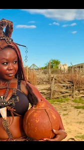 ESTE É O POVO HERERO 💝 🐄 Tradição Herero: Amor com Responsabilidade No costume Herero, o amor é acolhido, não julgado. Quando um homem se apaixona por uma moça Herero: ✅ Não importa de que etnia ele seja ✅ Não importa se ele é pobre ✅ A família da moça o recebe como ele é --- 🌾 O que a família oferece ao genro? Ao aceitá-lo, a família não só o acolhe, mas o fortalece: 🐂 Animais: Como bois ou cabras, para começar a criar e construir riqueza. 🌿 Terreno: Um pedaço de terra para viver e plantar