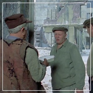 “Dom”, serial który podbił serca Polaków! ❤️ Historia mieszkańców kamienicy przy ulicy Złotej 25 w Warszawie, którzy po wojnie wracają do zrujnowanego przez Niemców miasta. Fanom serialu na pewno nie trzeba przedstawiać Ryszarda Popiołka! ✨ Witającego nowoprzybyłych dozorcę, a także niezapomnianą, a nawet kultową, postać. Cofnij się w czasie oglądając serial, już teraz w TVP VOD! 📺 👉 https://bit.ly/47LuLzS | TVP VOD