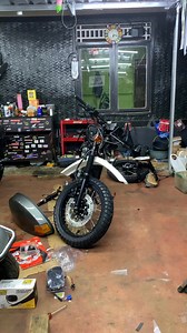 Modification motorcycle,on proses #modifikasimotorindonesia #modified #pecintamotortua #restorasimotor #motorclasic #retro #reelschallengereelschallenge #fbreelsfypシ゚ #videoviralシ #megaprocustom #videoviralシviralシ2025 #otomotif #motorcycle #bikers | Kopi Hitam