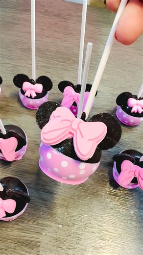 Ashley 🩷 on Instagram: "Mini mouse cake pop tutorial #minimouse #cakepops #cakeballs #disney #cleveland"
