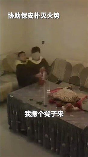 A ceiling light in their home suddenly caught fire, but three young boys in Zhaotong demonstrated...
