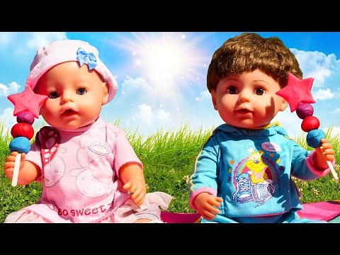 Baby dolls videos & Baby Born dolls - Feeding baby dolls with Play-Doh food.