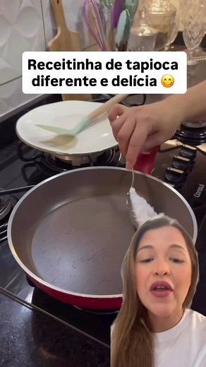 Essa receitinha de tapioca tá viralizada na internet e fica uma delícia‼️ Já salva para não perder Ingredientes: - 2 colheres de sopa de goma de tapioca - 1 ovo - 1 colher de sopa de manteiga - 3 fatias de queijo muçarela - Sal e pimenta do reino a gosto - Tomates ou o recheio de sua preferência a gosto Modo de preparo: - Coloque a goma na metade da frigideira - Na outra metade coloque a manteiga, espere derreter e coloque o ovo por cima - Espalhe bem o ovo na outra metade da frigideira - E aí v