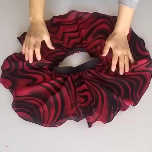 I share very easy full circle skirt cutting and sewing on this video.