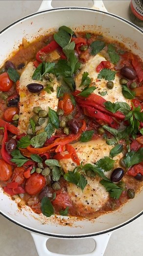 21 Smoothie Diet Plan 🇺🇸 on Instagram: "Mediterranean Baked Fish Sheet Pan 🙏🏻 Thank you: @cheftomwalton 💁‍♀️ Type “”Yes”” If You Want to Get More Recipes From @mediterraneandiet_delish 👋 Follow @mediterraneandiet_delish To Get Daily Mediterranean Recipes Ingredients: - 500g firm white flesh fish filet - 3 tbsp olive oil - 1 brown onion - 2 clove garlic - 4 tbsp capers - 2 punnet grape tomatoes - 2 tsp dried oregano - ½ cup pitted kalamata olives - ½ cup roasted pepper strips - Handful pars