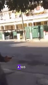 Urgente comparte El médico y activista cubano Fernando Vázquez expone el rostro del esbirro Castrista agente de la seguridad del estado #G2 que lo acosa, reprime e intenta mantenerlo secuestrado en su propia vivienda. Fernando logró captar en su transmisión en vivo por Facebook, el rostro y las amenazas del represor quién le hace vigilancia, lo persigue y le hecha brujerías en la puerta de su casa. #CubaEstadoFallido #EnCubaHayUnaDictadura #TenemosMemoria #EstaEsLaRevolucion #PeriodicoPatria1892