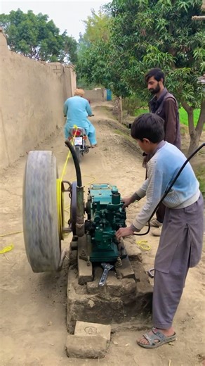 The big motorcycle wheels and desal engine start with power 125 Honda bike