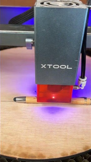 Gravure personnalisée sur stylos en bois | Goodies professionnels ILLUMINAC