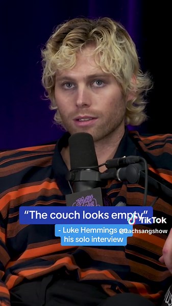 Luke Hemmings admits the couch looks a bit empty during his first solo interview without 5SOS 🥺 @5 Seconds of Summer #lukehemmings #5sos #5secondsofsummer #boy #zachsangshow #zachsang #danzolot #fyp #foryou @Amazon Music @Zach Sang @Dan Zolot