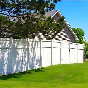 [Hot Item] Durable PVC Vinyl Fence for Stylish Outdoor Garden Enclosures