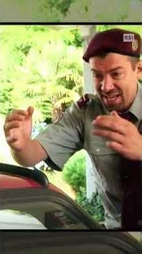 Sdoganami 'sto pappagallo | Frontaliers Sketch - DVD1 | RSI