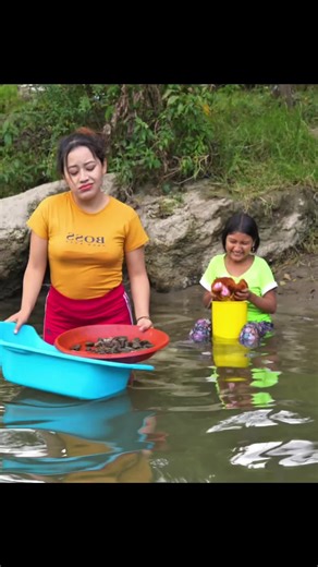 A girl hides diamonds inside a doll #foryourpage #usa #shortdrama