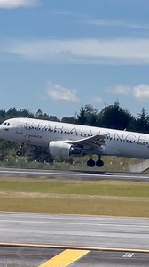 690K views · 6.5K reactions | Hermoso aterrizaje de Avianca con un Airbus a320-200 #aviones #aviation #AVIANCA #avion #airbuslovers #airbus #a320family #a320 #a320lovers #colombia #aterrizaje | David Mochileando | Facebook