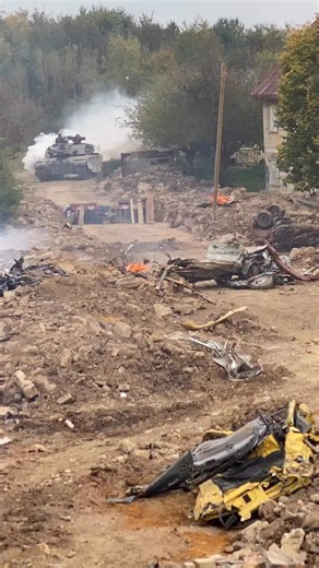 #tanktuesday Challenger 2 tank crews training in Copehill Down village honing their OBUA (Operating in Built Up Areas) skills. Like the look of being part of a Challenger 2 tank crew? Please visit: https://jobs.army.mod.uk/roles/royal-armoured-corps/tank-crewman/ #armyjobs #armoured #britisharmy #tanks #FindandDestroy | Royal Armoured Corps