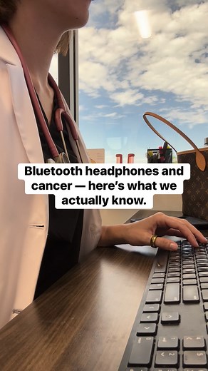 You’ve probably seen people say “Bluetooth causes cancer.” Let’s clear that up — here’s what the research actually shows 👇 Bluetooth headphones use radiofrequency (RF) radiation — the same low-energy signal as Wi-Fi and cell phones. It’s non-ionizing, which means it doesn’t directly damage DNA like X-rays or UV light can. But here’s the catch — researchers are still studying what happens with years of close-range exposure near the head. That’s why the World Health Organization and International