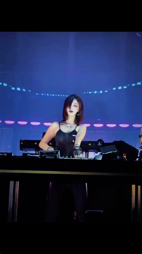 尽管我再不够好 但还是那个为了你们爱笑的女孩 回复 @新华的评论 #nico #演出现场 #女dj#治愈系笑容