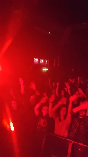 ALIENARE on Instagram: "Wir haben gestern einen wundervollen Abend bei euch in Wien verbringen dürfen. Tausend Dank an @thisisaestheticperfection für die Einladung, an alle Beteiligten im Club - und natürlich dieses feierwütige Österreich! Danke und bis hoffentlich bald! 😊💚 #alienare #wien #synthpop #konzert #live"